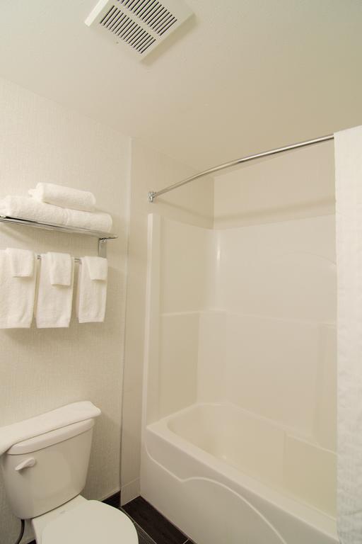 Paradise Inn And Suites Redwater Номер фото